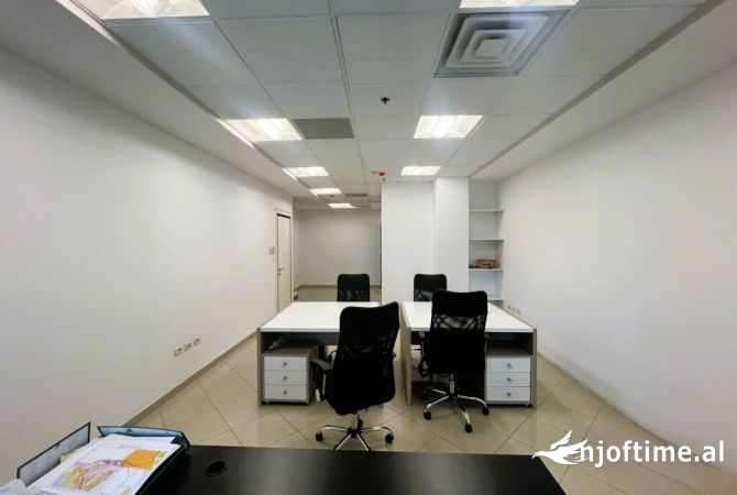 Ambiente Commerciale in Affitto 3+1 a Tirana - 800 Euro