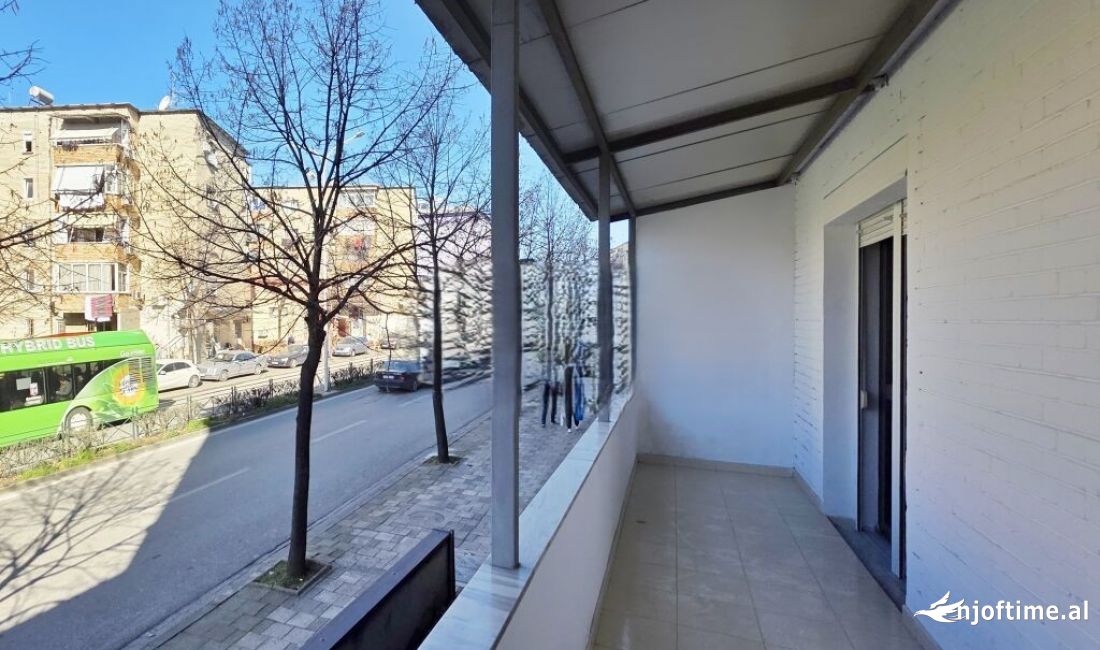 Japim me Qira Ambient Per zyre prane Brrylit, ne unaze.  Organizohet ne 3 ambiente dhe nje tualet, g