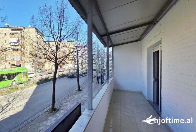 Japim me Qira Ambient Per zyre prane Brrylit, ne unaze.  Organizohet ne 3 ambiente dhe nje tualet, g