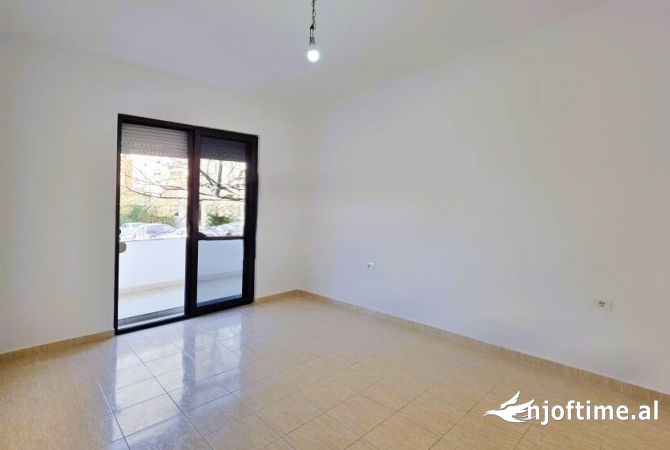 Japim me Qira Ambient Per zyre prane Brrylit, ne unaze.  Organizohet ne 3 ambiente dhe nje tualet, g