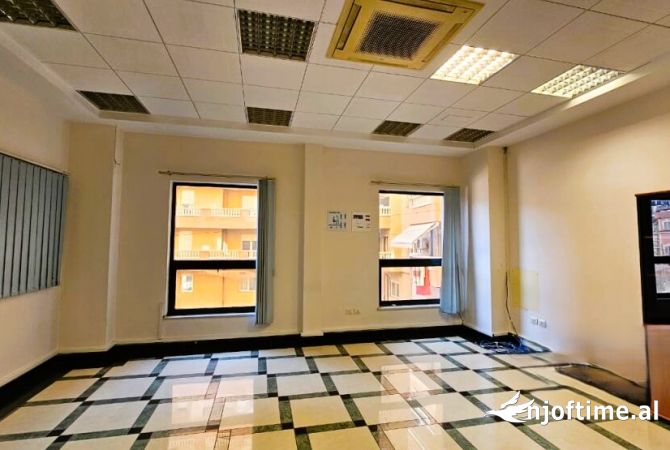 Ambiente Commerciale in Affitto 3+1 a Tirana - 600 Euro