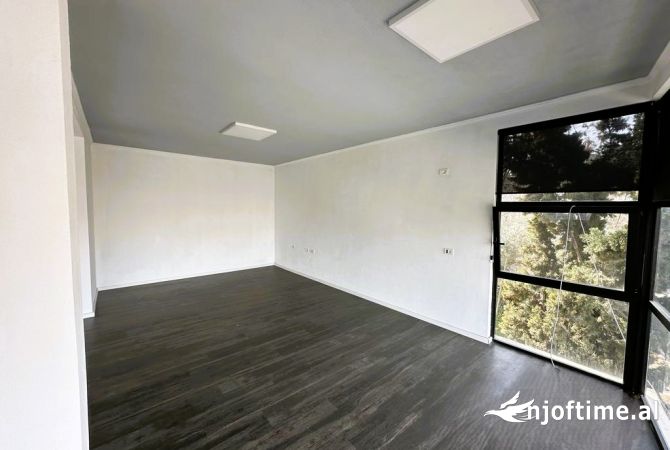 Ambiente Commerciale in Affitto 3+1 a Tirana - 1,000 Euro