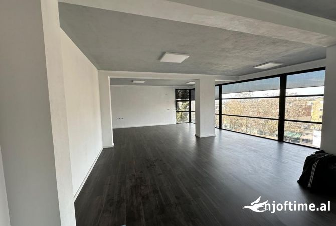 Ambiente Commerciale in Affitto 3+1 a Tirana - 1,000 Euro