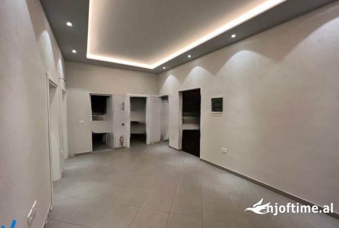 Ambiente Commerciale in Affitto 3+1 a Tirana - 500 Euro