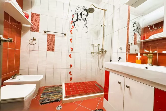 Shtepi ne shitje Apartament ne Tirane, 2+1, Mobilimi E mobiluar, Pagesa 145,000  Euro.