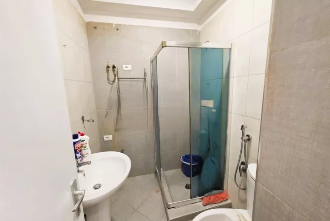 Shtepi ne shitje Apartament ne Tirane, 2+1, Mobilimi E mobiluar, Pagesa 179,000  Euro.