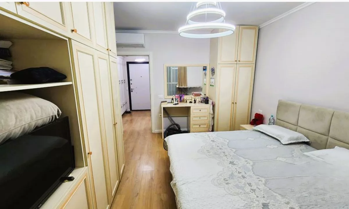 Shtepi ne shitje Apartament ne Tirane, 1+1, Mobilimi E mobiluar, Pagesa 130,000  Euro.