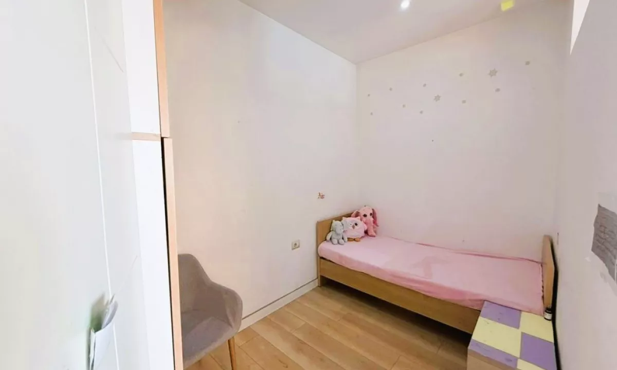 Shtepi ne shitje Apartament ne Tirane, 3+1, Mobilimi E mobiluar, Pagesa 250,000  Euro.