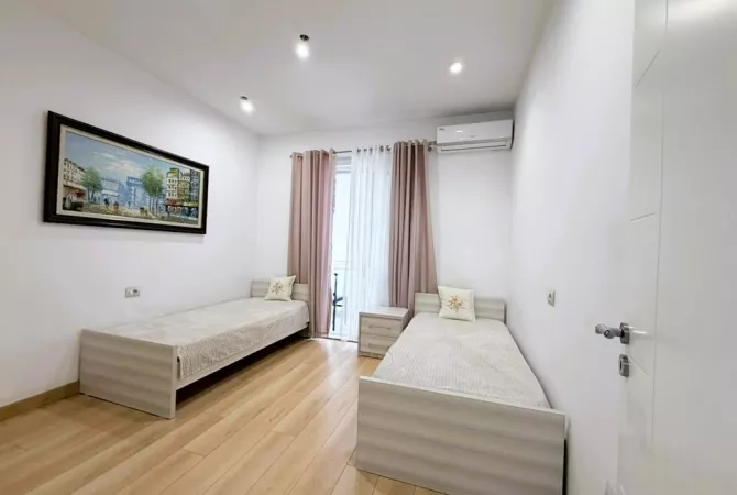 Shtepi ne shitje Apartament ne Tirane, 3+1, Mobilimi E mobiluar, Pagesa 250,000  Euro.