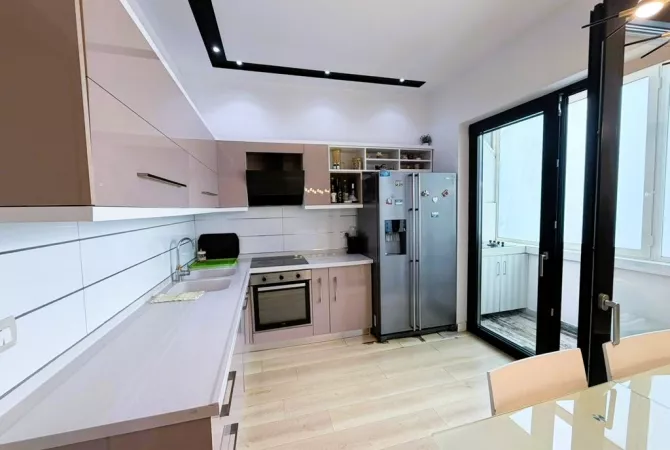 Shtepi ne shitje Apartament ne Tirane, 3+1, Mobilimi E mobiluar, Pagesa 250,000  Euro.