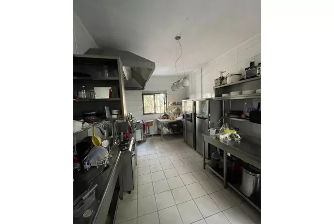 BAR-RESTORANT ME QIRA, VENDOSUR TEK RRETH-RROTULLIMI I SHKOZES!