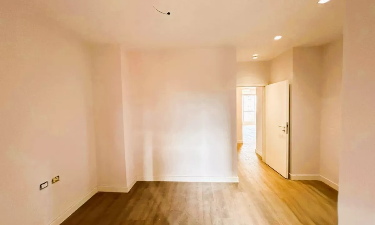 Shtepi ne shitje Apartament ne Tirane, 2+1, Mobilimi Bosh, pa mobiluar, Pagesa 273,000  Euro.