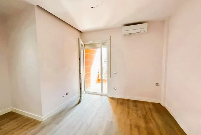 Shtepi ne shitje Apartament ne Tirane, 2+1, Mobilimi Bosh, pa mobiluar, Pagesa 273,000  Euro.