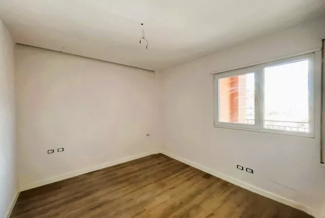 Shtepi ne shitje Apartament ne Tirane, 2+1, Mobilimi Bosh, pa mobiluar, Pagesa 273,000  Euro.