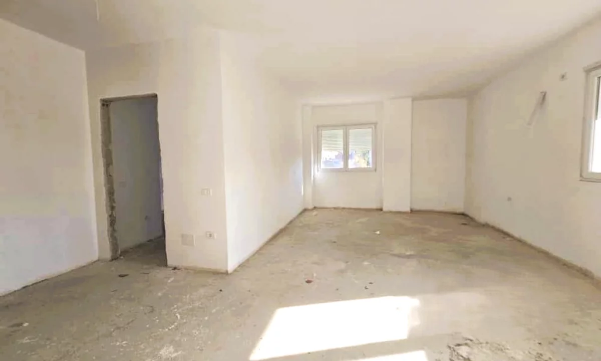 Ambjent zyrash 3+1 me qira tek Pazari i Ri