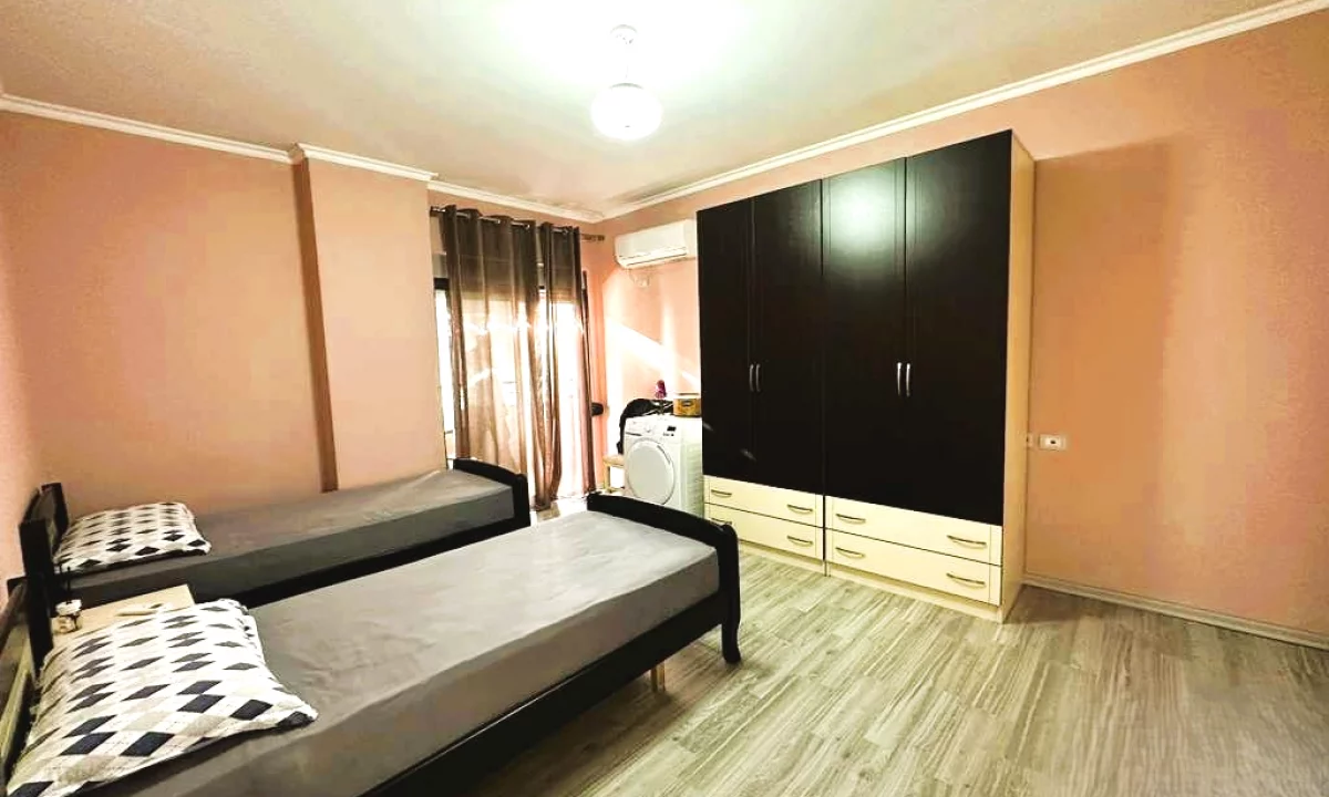Shtepi ne shitje Apartament ne Tirane, 2+1, Mobilimi E mobiluar, Pagesa 158,000  Euro.