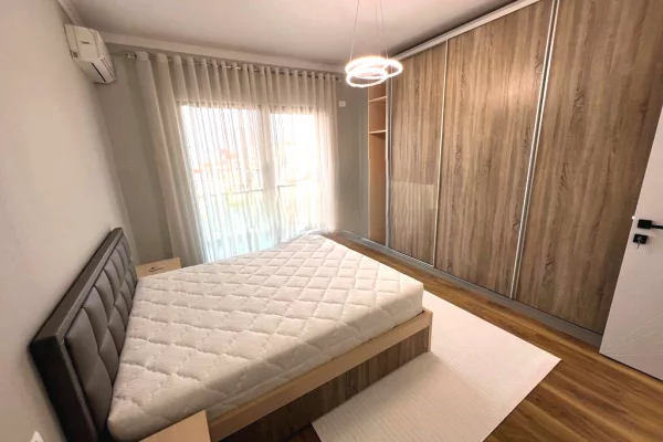 Shtepi ne shitje Apartament ne Tirane, 2+1, Mobilimi E mobiluar, Pagesa 143,000  Euro.