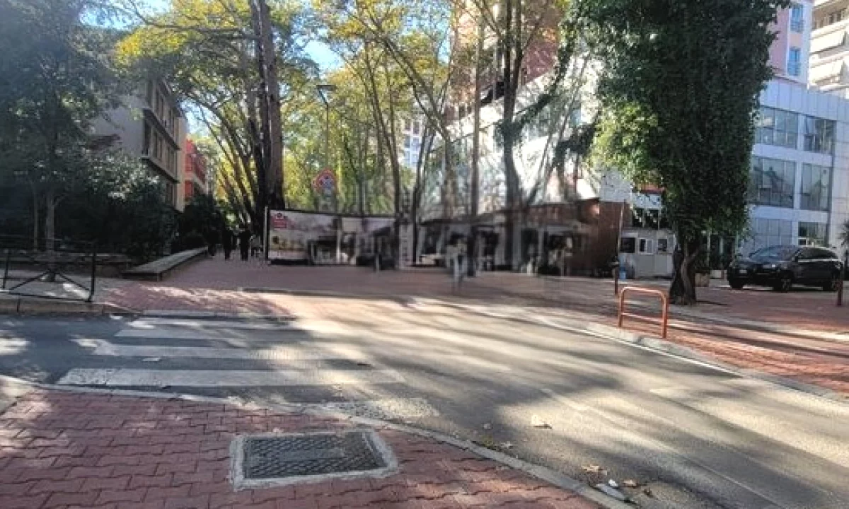 AMBIENT KOMERCIAL ME QIRA PRANE LICEUT ARTISTIK