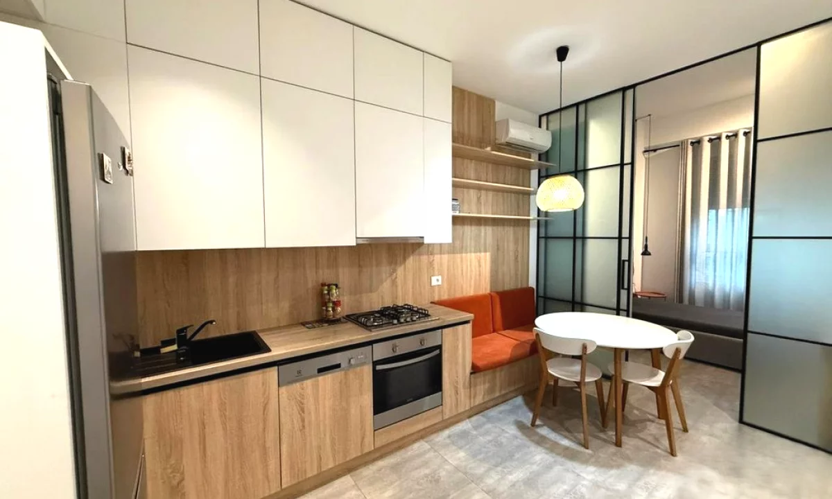 Shtepi ne shitje Apartament ne Tirane, 2+1, Mobilimi E mobiluar, Pagesa 165,000  Euro.