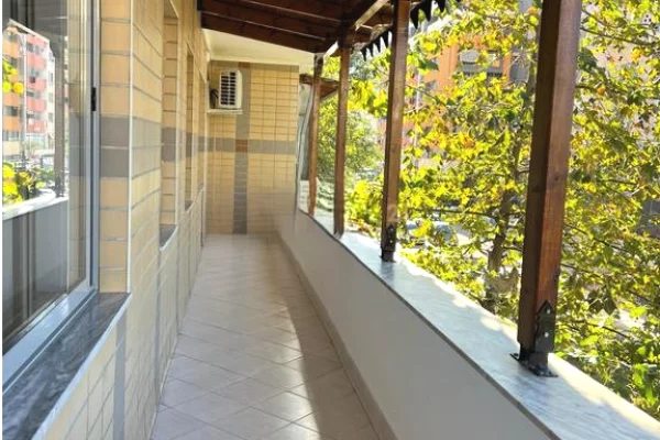 Shtepi ne shitje Apartament ne Tirane, 2+1, Mobilimi E mobiluar, Pagesa 173,000  Euro.