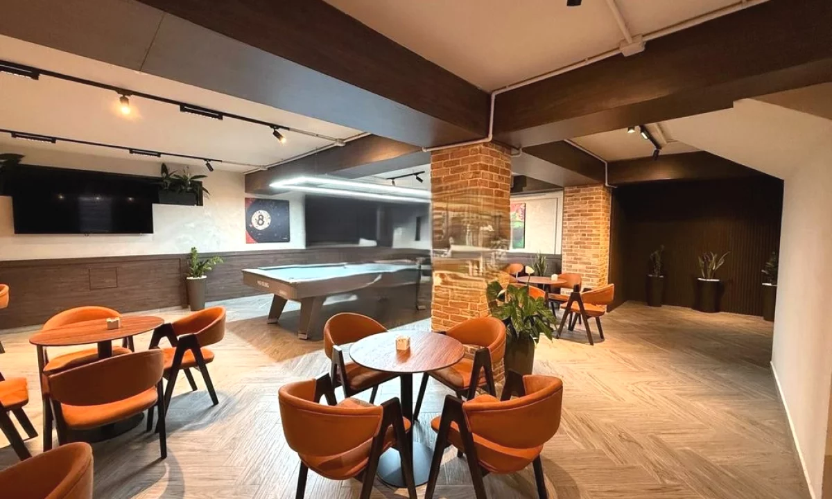 OKAZION! SHITET AMBIENT KOMERCIAL TEK GJIMNAZI "Petro Nini Luarasi