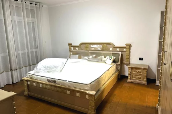 Shtepi me qera Apartament ne Tirane, 3+1, Mobilimi E mobiluar, Pagesa 1,000  Euro.