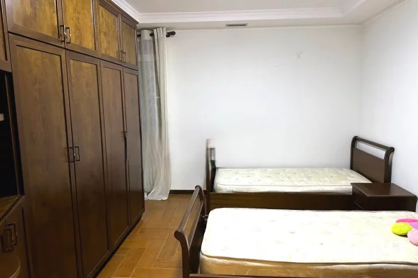 Shtepi me qera Apartament ne Tirane, 3+1, Mobilimi E mobiluar, Pagesa 1,000  Euro.