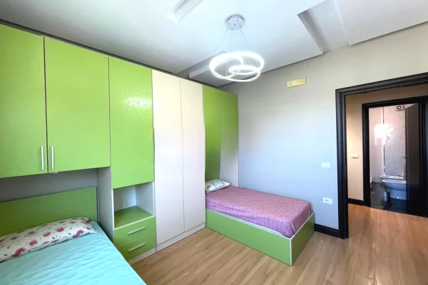 Shtepi ne shitje Apartament ne Tirane, 2+1, Mobilimi E mobiluar, Pagesa 157,000  Euro.