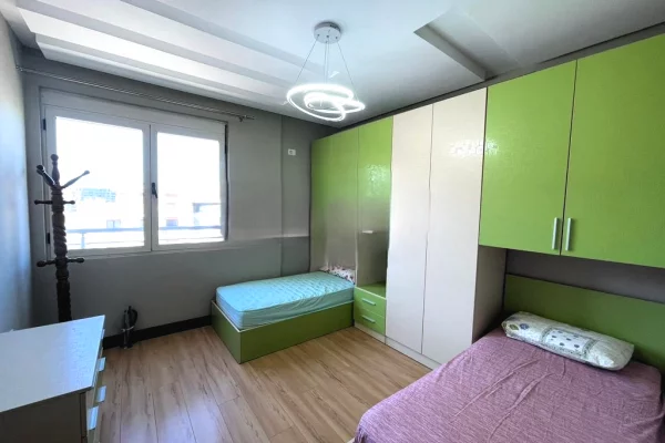 Shtepi ne shitje Apartament ne Tirane, 2+1, Mobilimi E mobiluar, Pagesa 157,000  Euro.