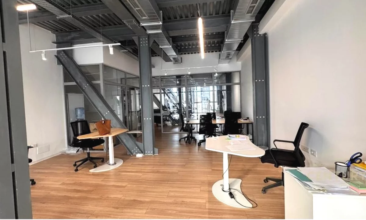 Jepet me qira ambient per zyra i mobiluar – Komuna e Parisit, prane Kika 2