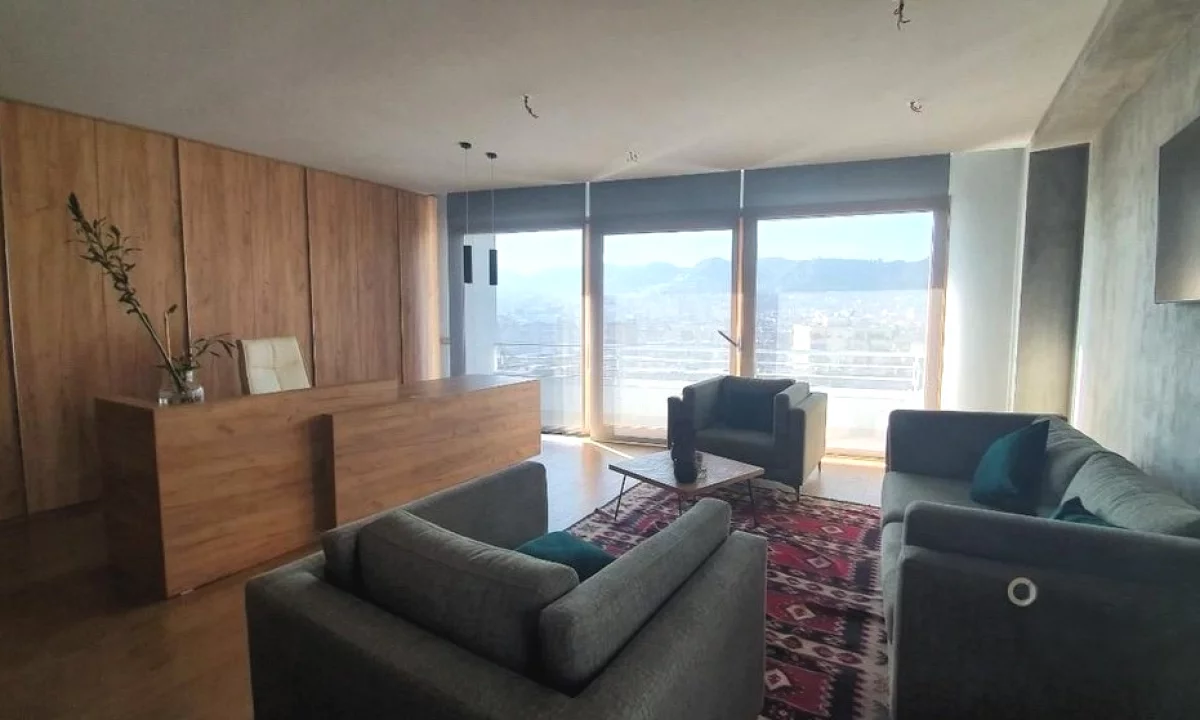 ZYRE ME QERA TE HILTON, PRANE DELIJORGJIT