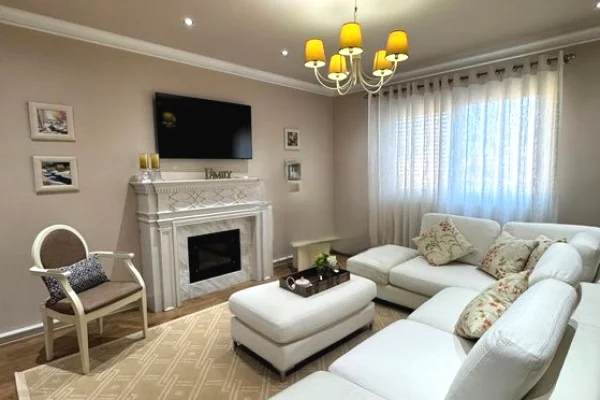 Shtepi me qera 2+1 ne Tirane - 1,400 Euro