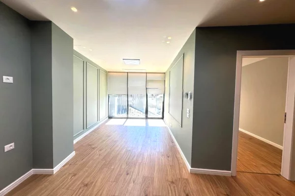 Zyra per Qira tek Lake View