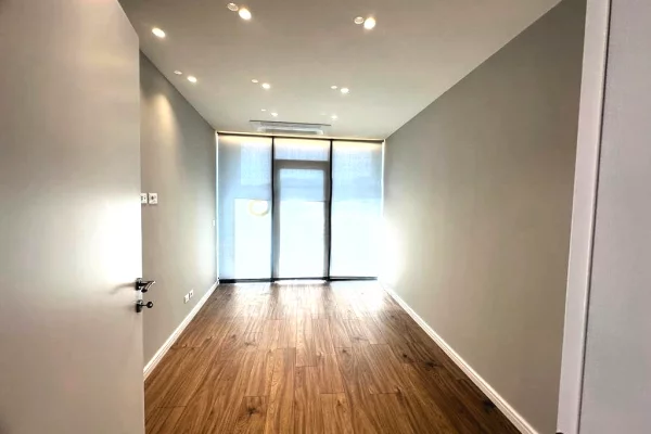 Zyra per Qira tek Lake View