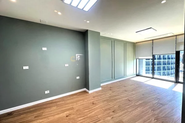 Zyra per Qira tek Lake View