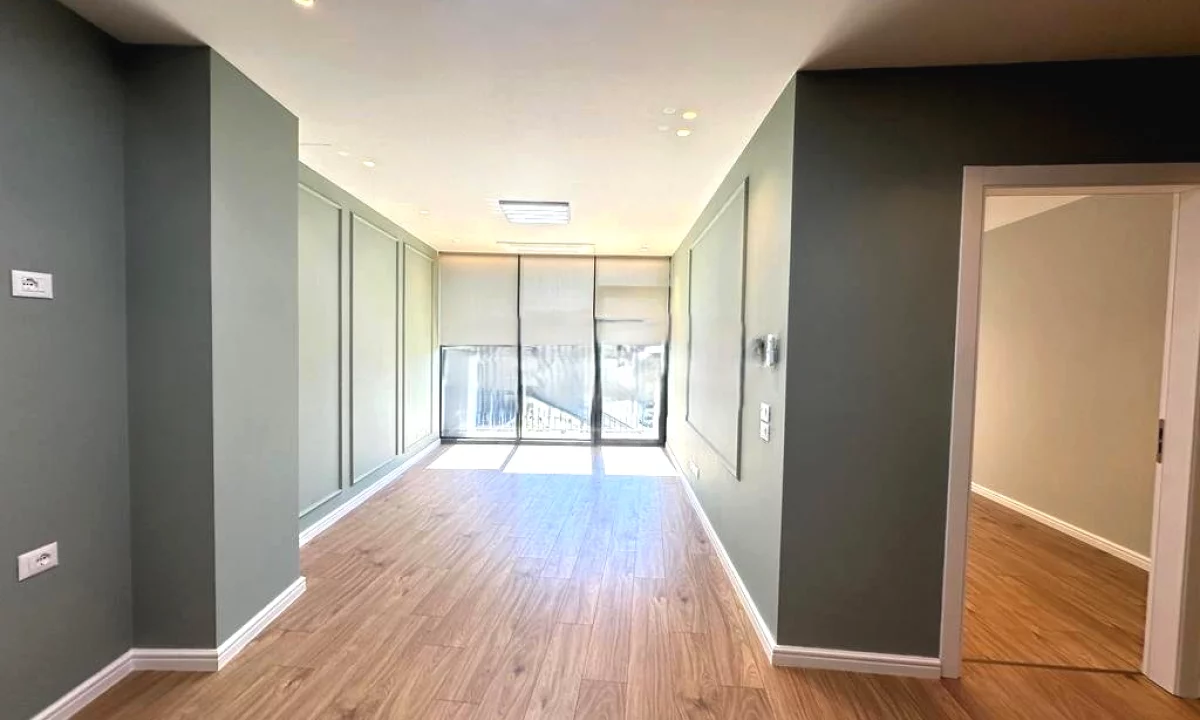 Zyra per Qira tek Lake View