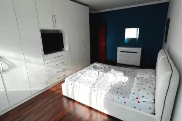 Shtepi me qera Apartament ne Tirane, 2+1, Mobilimi E mobiluar, Pagesa 800  Euro.