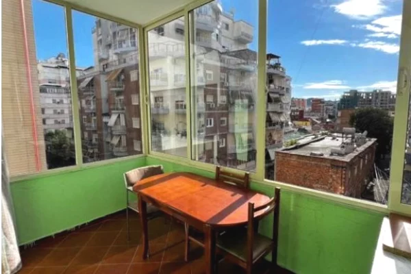 Shtepi me qera Apartament ne Tirane, 2+1, Mobilimi E mobiluar, Pagesa 800  Euro.