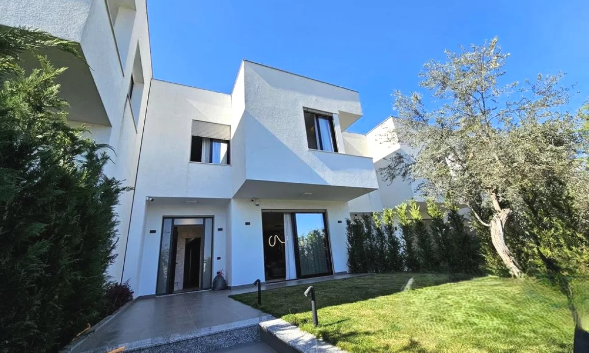 Shtepi me qera Vila Luksoze ne Tirane, 3+1, Mobilimi E mobiluar, Pagesa 2,000  Euro.