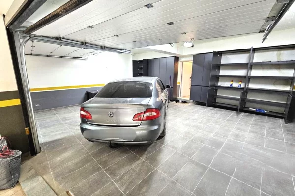 Shtepi me qera Vila Luksoze ne Tirane, 3+1, Mobilimi E mobiluar, Pagesa 2,000  Euro.