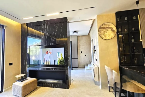 Shtepi me qera Vila Luksoze ne Tirane, 3+1, Mobilimi E mobiluar, Pagesa 2,000  Euro.