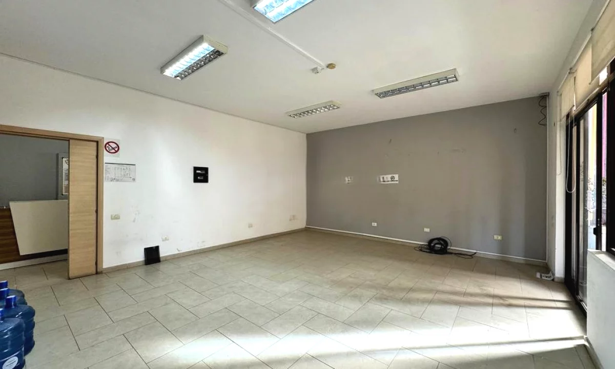 JEPET ME QIRA AMBIENT KOMERCIAL TEK RRUGA E ELBASANIT, PAS AMBASADES AMERIKANE