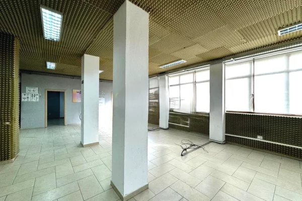 JEPET ME QIRA AMBIENT KOMERCIAL TEK RRUGA E ELBASANIT, PAS AMBASADES AMERIKANE