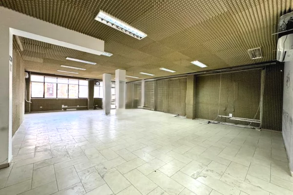 JEPET ME QIRA AMBIENT KOMERCIAL TEK RRUGA E ELBASANIT, PAS AMBASADES AMERIKANE