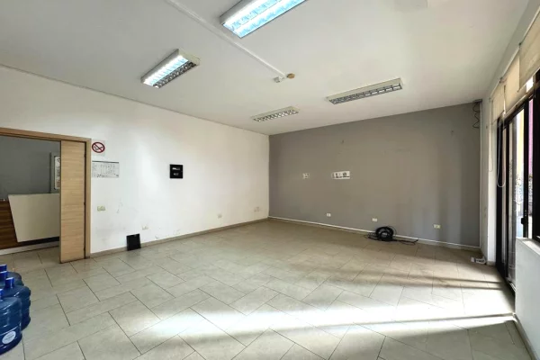 JEPET ME QIRA AMBIENT KOMERCIAL TEK RRUGA E ELBASANIT, PAS AMBASADES AMERIKANE