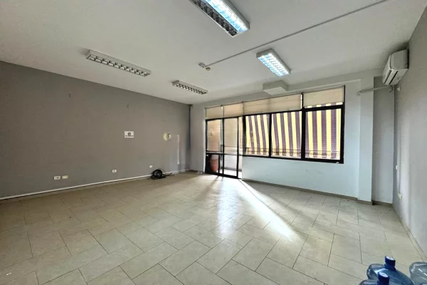 JEPET ME QIRA AMBIENT KOMERCIAL TEK RRUGA E ELBASANIT, PAS AMBASADES AMERIKANE