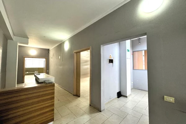 JEPET ME QIRA AMBIENT KOMERCIAL TEK RRUGA E ELBASANIT, PAS AMBASADES AMERIKANE