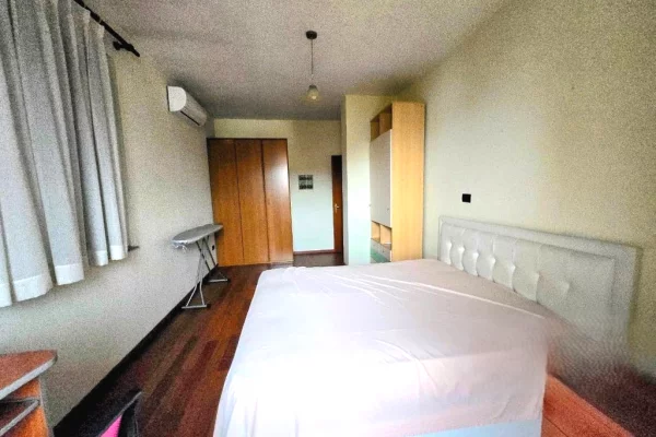 Shtepi me qera Apartament ne Tirane, 2+1, Mobilimi E mobiluar, Pagesa 1,300  Euro.