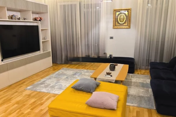 Shtepi me qera Apartament ne Tirane, 2+1, Mobilimi E mobiluar, Pagesa 2,000  Euro.