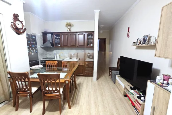 Shtepi me qera Apartament ne Tirane, 2+1, Mobilimi E mobiluar, Pagesa 750  Euro.
